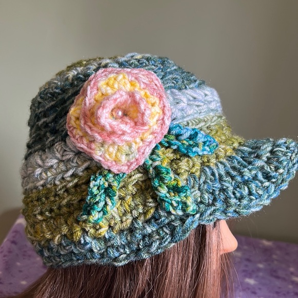 Crochet newsboy rose hat soft acrylic yarn new beautiful - Picture 1 of 13